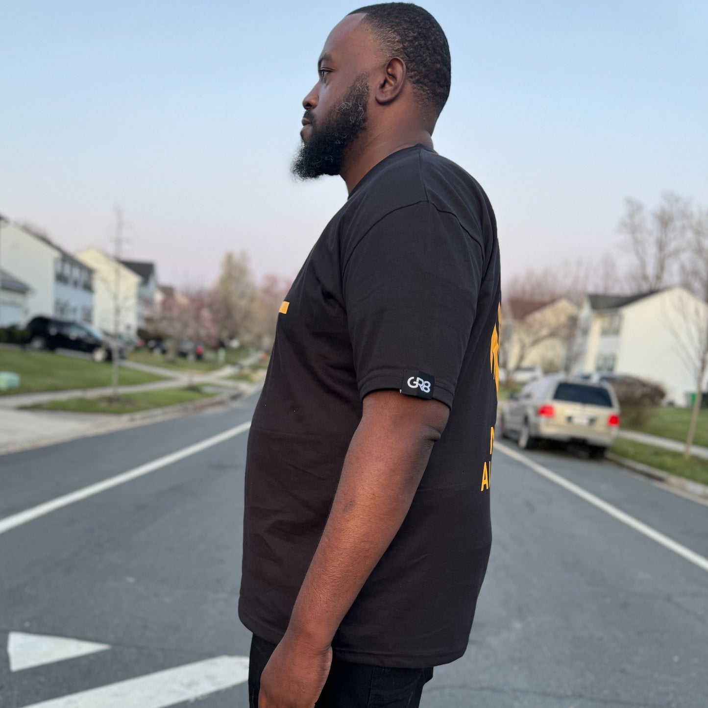 GR8 NVR AVG TEE - BLACK/GOLD