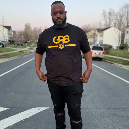 GR8 NVR AVG TEE - BLACK/GOLD